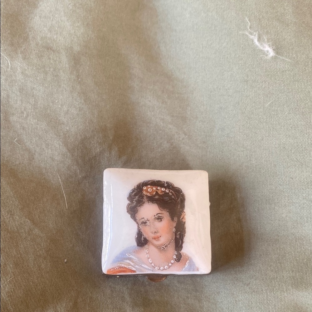 Brown and White Portrait Tile with Crisp Edges